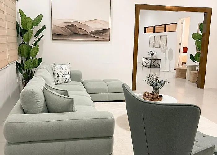 Elegant Family Staycation House - Sleeps Up To 30 *