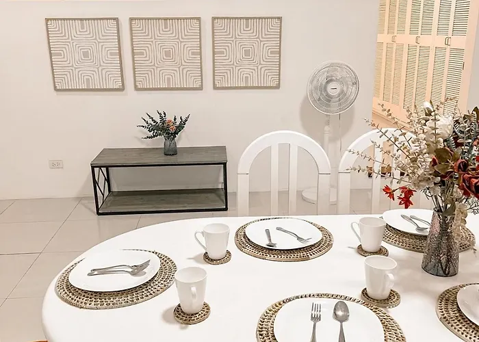 Elegant Family Staycation House - Sleeps Up To 30 *
